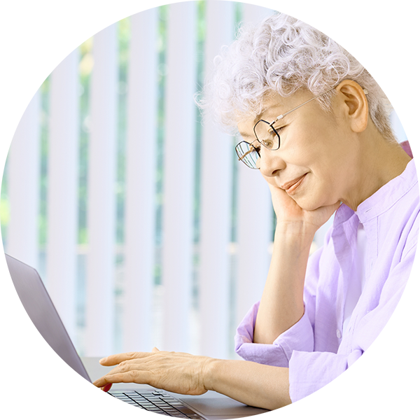 評判を調べる閲覧者(女性)