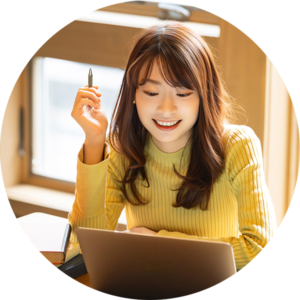 問い合わせをする閲覧者(女性)