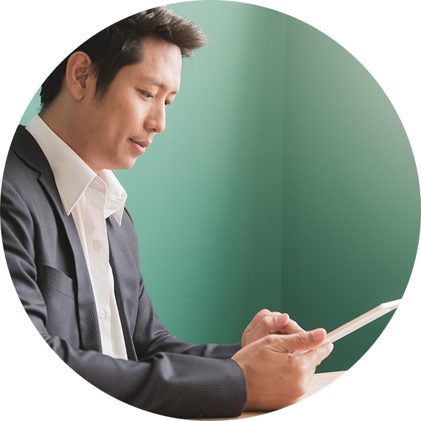 技術的な事を確認する閲覧者(男性)